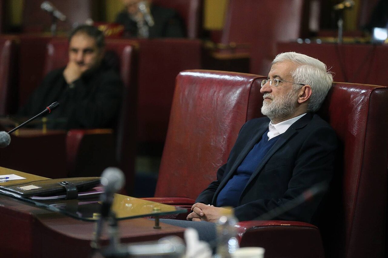 عکسی از چهره غمگین سعید جلیلی در جلسه‌ای با حضور مسعود پزشکیان