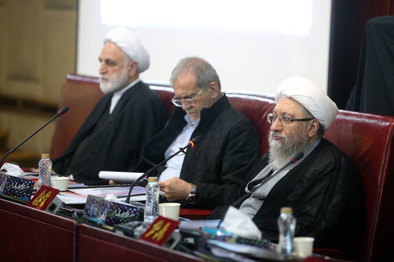 عکسی از چهره غمگین سعید جلیلی در جلسه‌ای با حضور مسعود پزشکیان