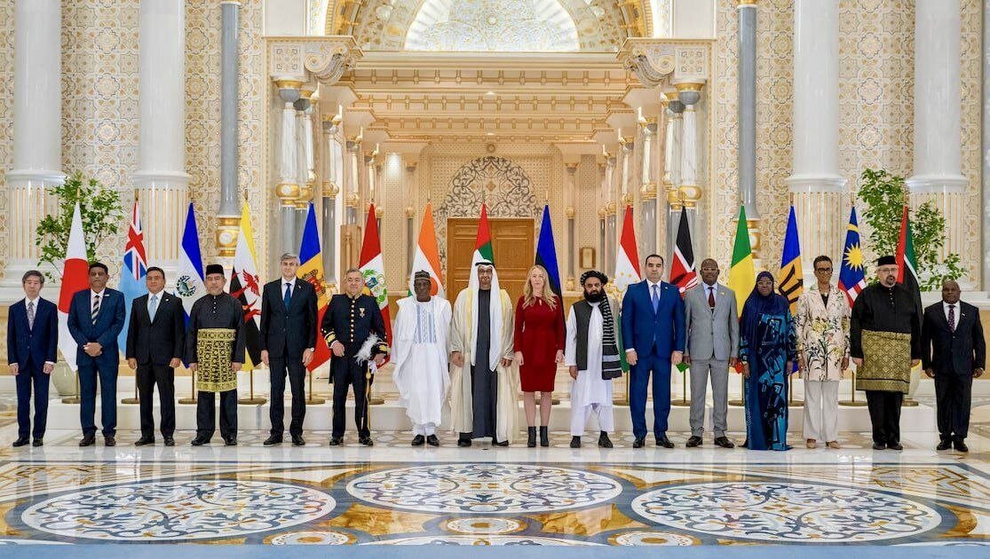 عکس سفیر طالبان با این زن بی‌حجاب جنجالی شد