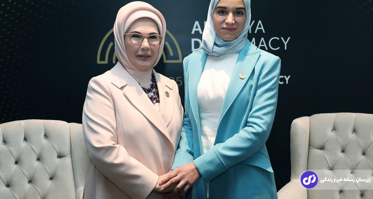 همسر جولانی در مرکز توجه؛ از «لطیفه دروبی» چه می‌دانیم؟