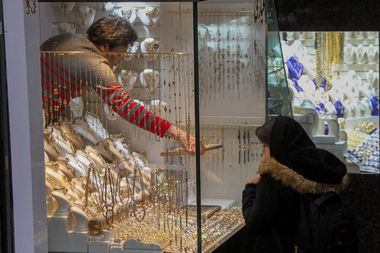 واکنش مردم به کاهش قیمت ارز و طلا واکنش مردم به کاهش قیمت ارز و طلا