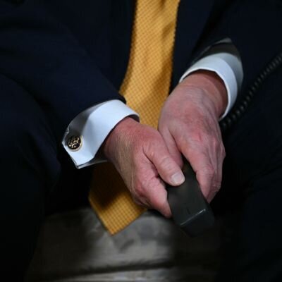 ماجرای سوراخ مرموز در دست چپ ترامپ