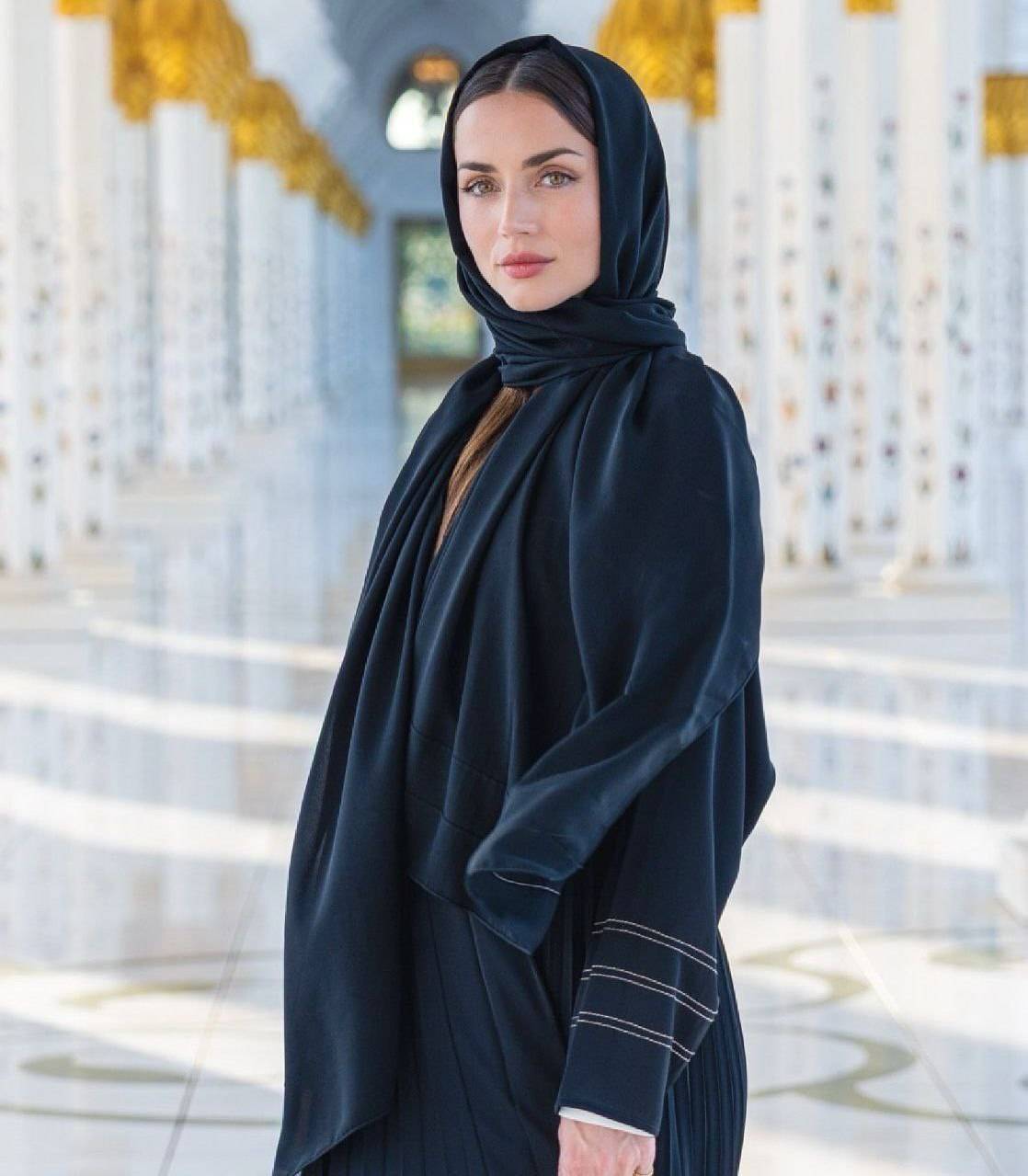 (تصاویر) زیباترین زن جهان بعد از طلاق و جدایی با حجاب اسلامی به مسجد رفت (تصاویر) زیباترین زن جهان بعد از طلاق و جدایی با حجاب اسلامی به مسجد رفت