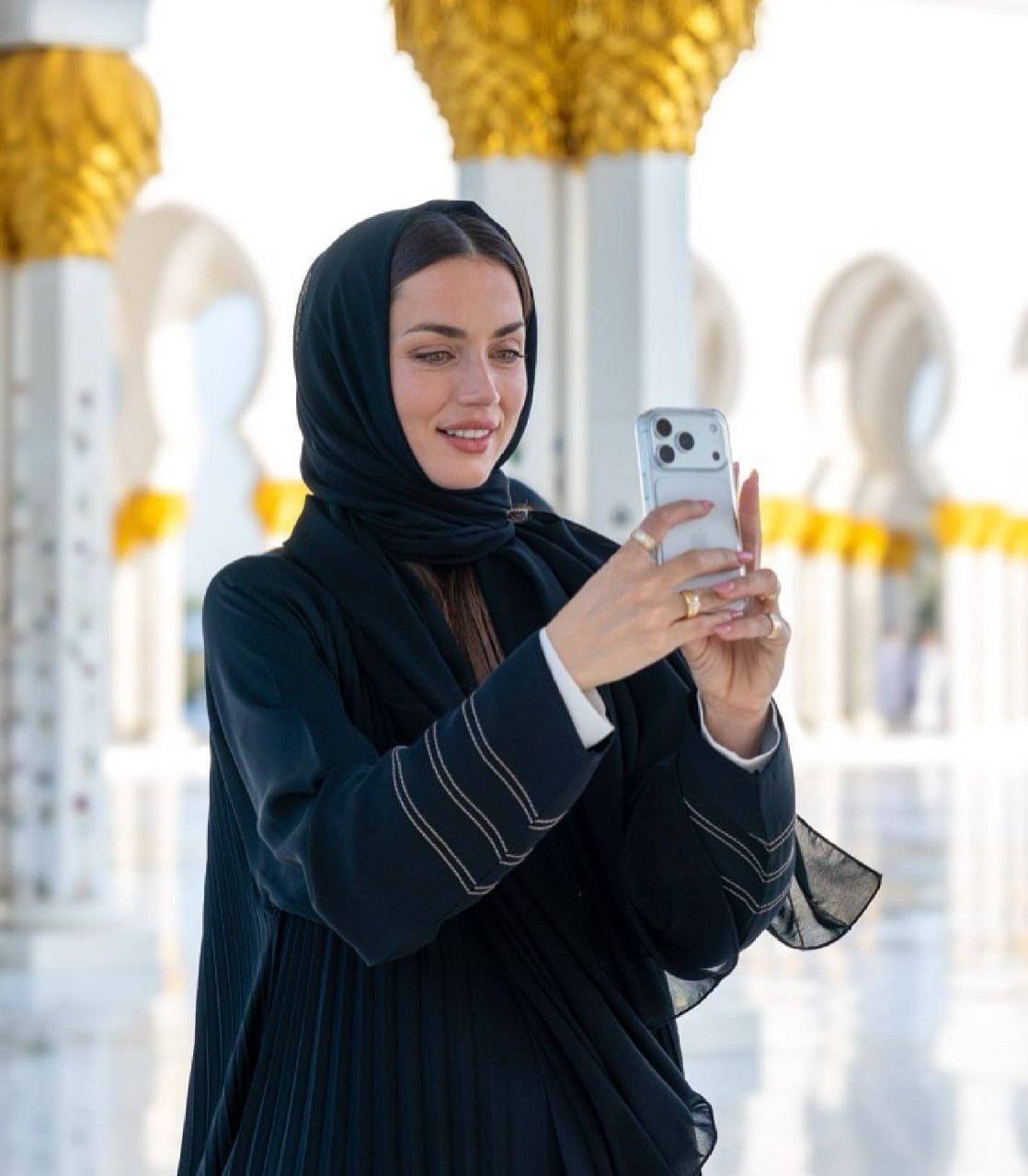 (تصاویر) زیباترین زن جهان بعد از طلاق و جدایی با حجاب اسلامی به مسجد رفت (تصاویر) زیباترین زن جهان بعد از طلاق و جدایی با حجاب اسلامی به مسجد رفت