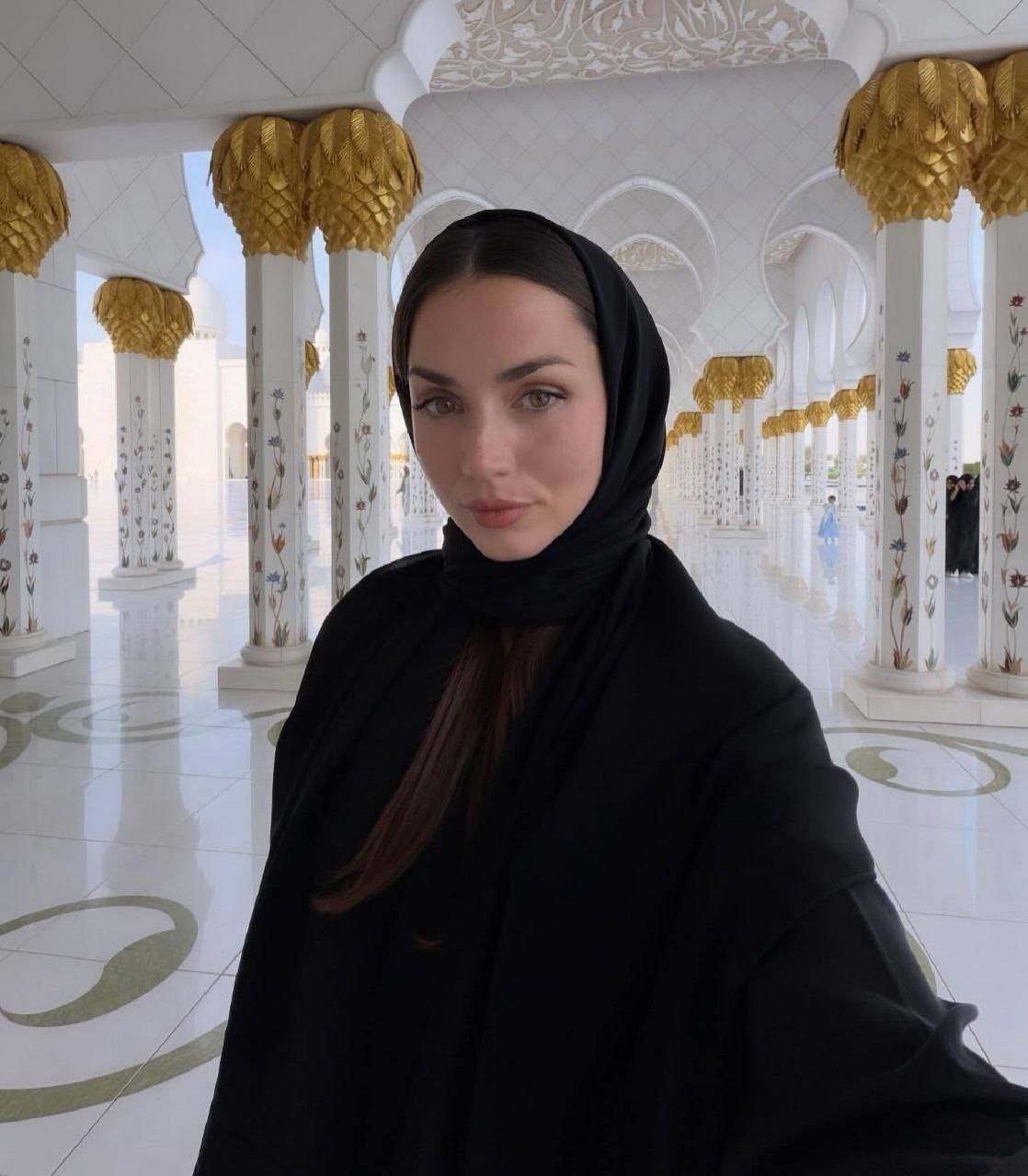 (تصاویر) زیباترین زن جهان بعد از طلاق و جدایی با حجاب اسلامی به مسجد رفت (تصاویر) زیباترین زن جهان بعد از طلاق و جدایی با حجاب اسلامی به مسجد رفت