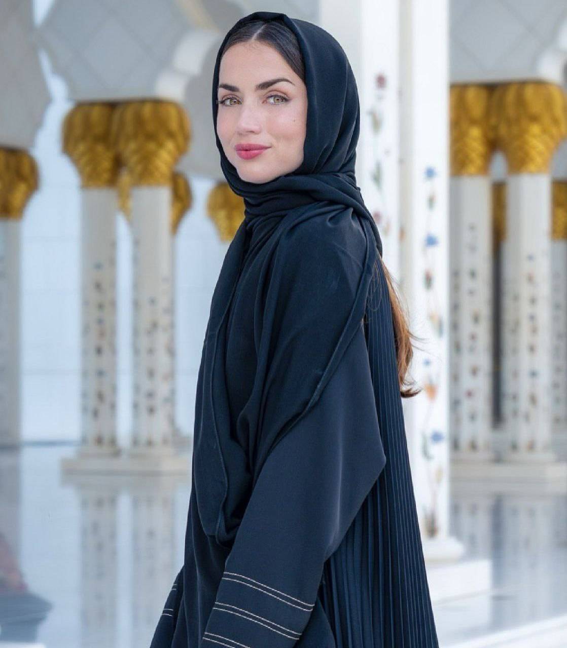 (تصاویر) زیباترین زن جهان بعد از طلاق و جدایی با حجاب اسلامی به مسجد رفت (تصاویر) زیباترین زن جهان بعد از طلاق و جدایی با حجاب اسلامی به مسجد رفت