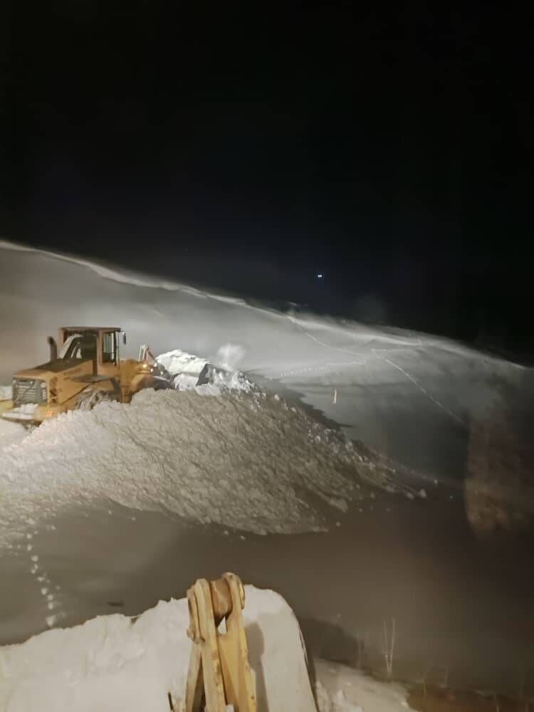 تصاویر | جاده دیواندره زیر حجم سنگین برف؛ ارتفاع چشمگیر برف را ببینید