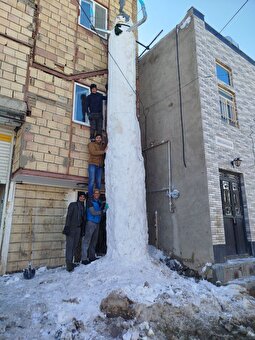 عکس | غول برفی ایرانی؛ ساخت آدم برفی ۸ متری در یک روستا