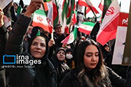 تصاویری از راهپیمای مردم تهران در میدان انقلاب تهران