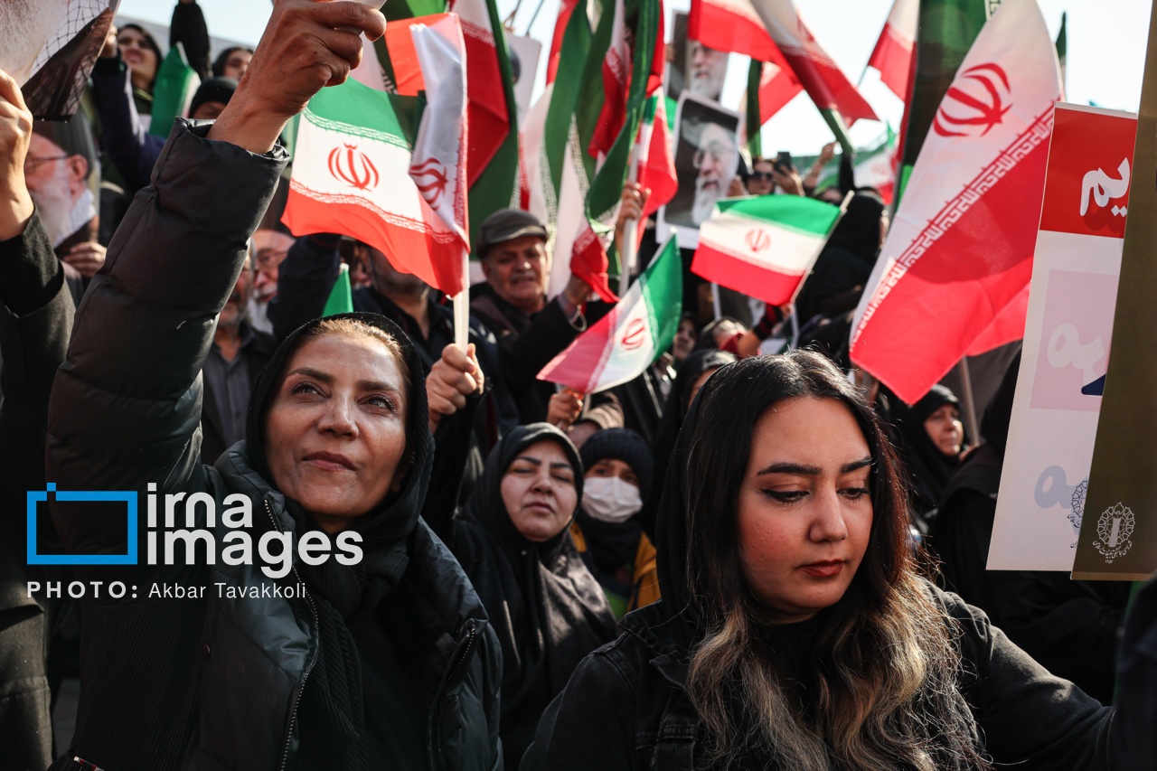 تصاویر متفاوت رسانه‌ها از راهپیمایی ۲۲ دی ۱۴۰۴ در تهران