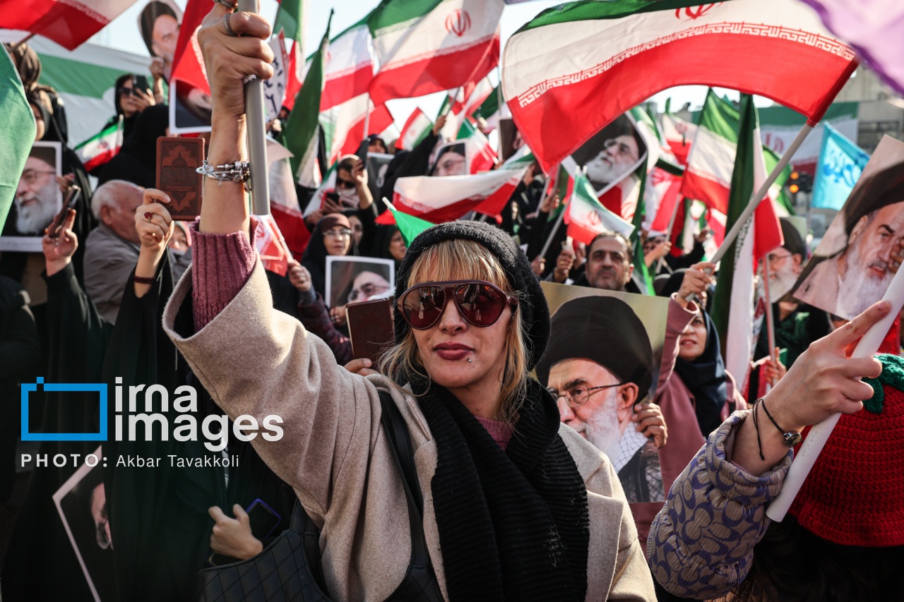 تصاویر متفاوت رسانه‌ها از راهپیمایی ۲۲ دی ۱۴۰۴ در تهران