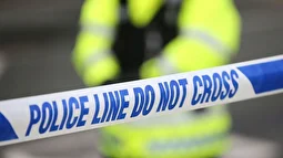 ورود یک معترض به بالکن سفارت ایران در لندن