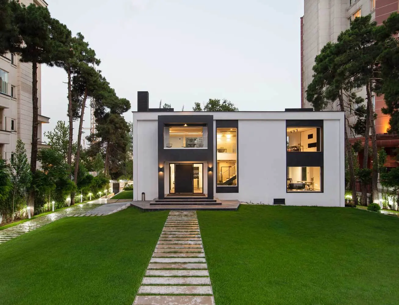 (تصاویر) ساختمان اداری لوکس در قلب یک باغ ۵۰۰۰ متری در تهران