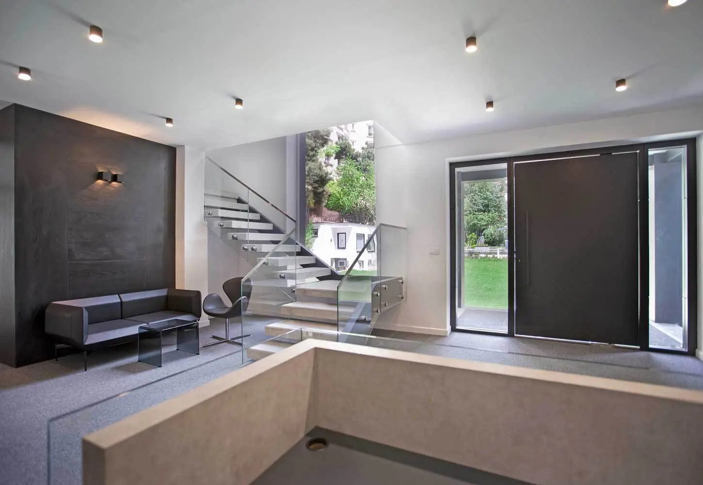 (تصاویر) ساختمان اداری لوکس در قلب یک باغ ۵۰۰۰ متری در تهران