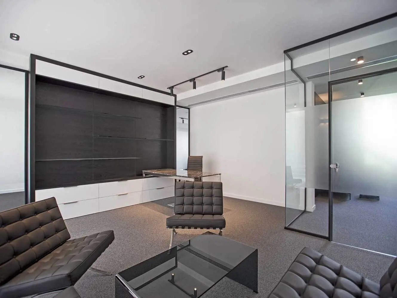 (تصاویر) ساختمان اداری لوکس در قلب یک باغ ۵۰۰۰ متری در تهران