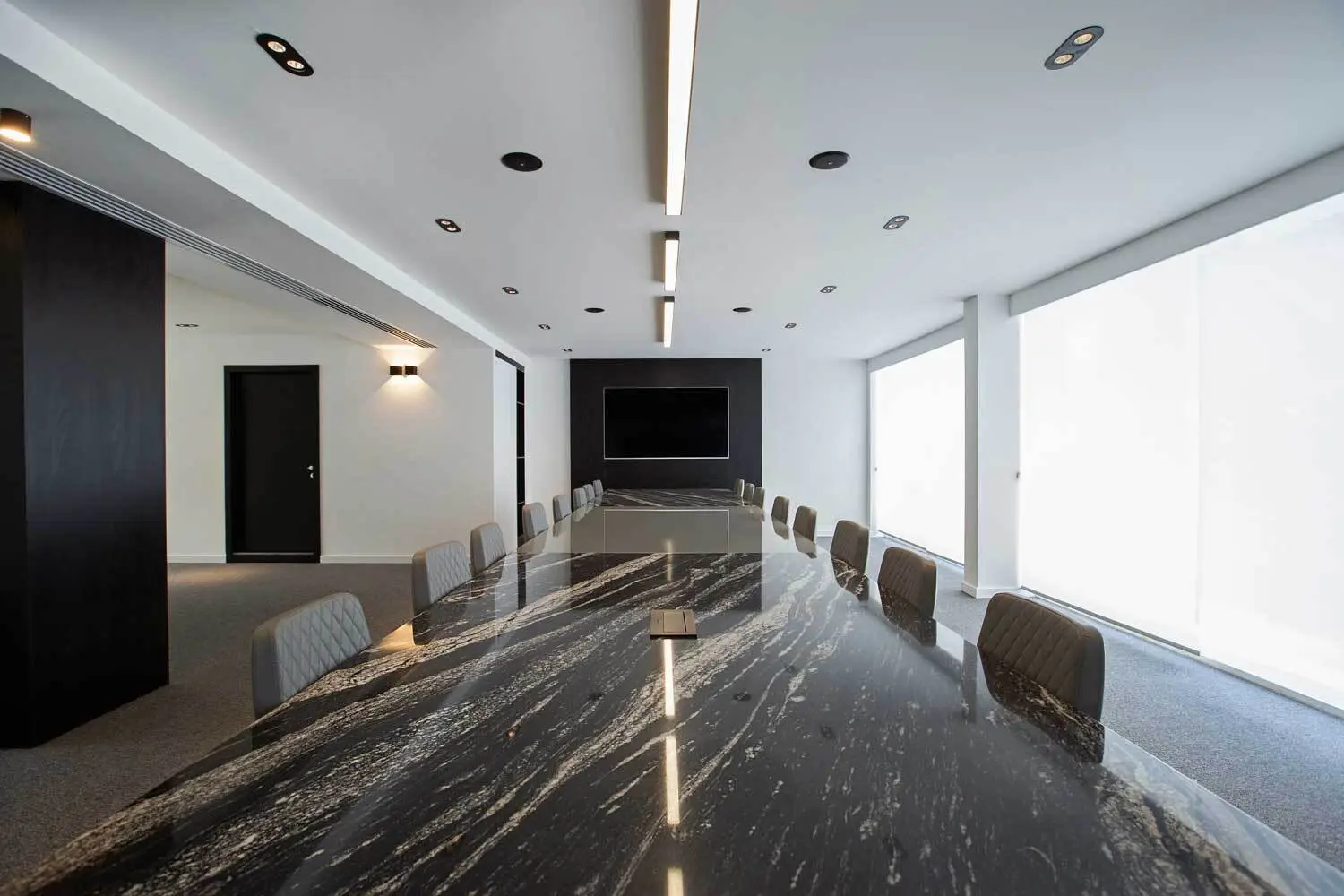 (تصاویر) ساختمان اداری لوکس در قلب یک باغ ۵۰۰۰ متری در تهران