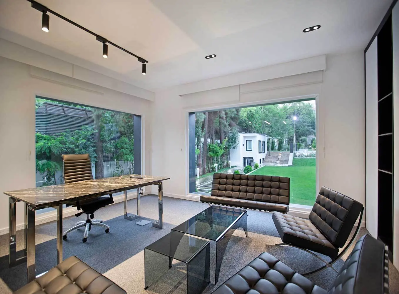 (تصاویر) ساختمان اداری لوکس در قلب یک باغ ۵۰۰۰ متری در تهران