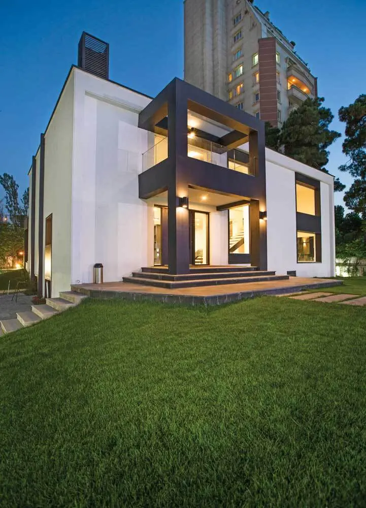 (تصاویر) ساختمان اداری لوکس در قلب یک باغ ۵۰۰۰ متری در تهران