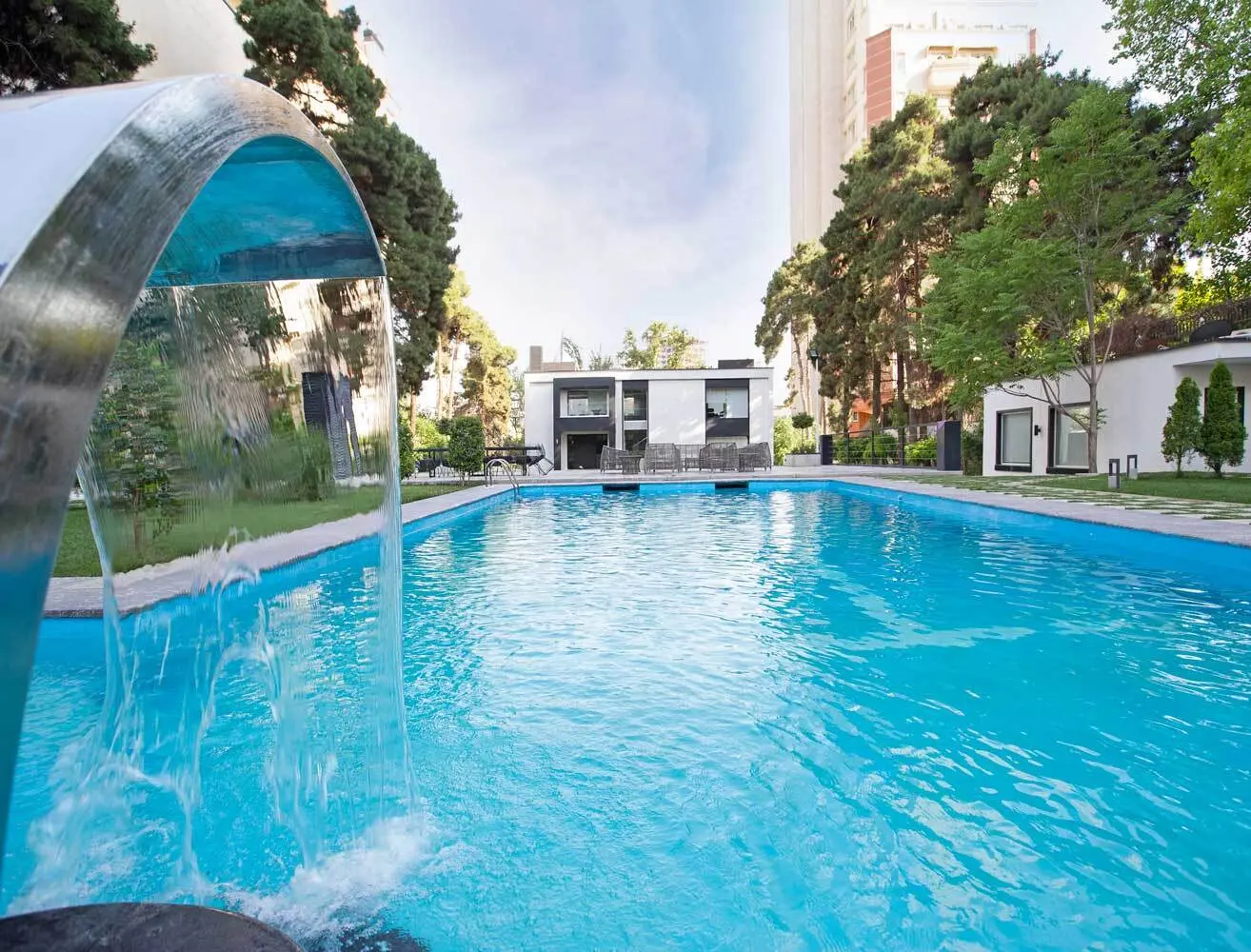 (تصاویر) ساختمان اداری لوکس در قلب یک باغ ۵۰۰۰ متری در تهران