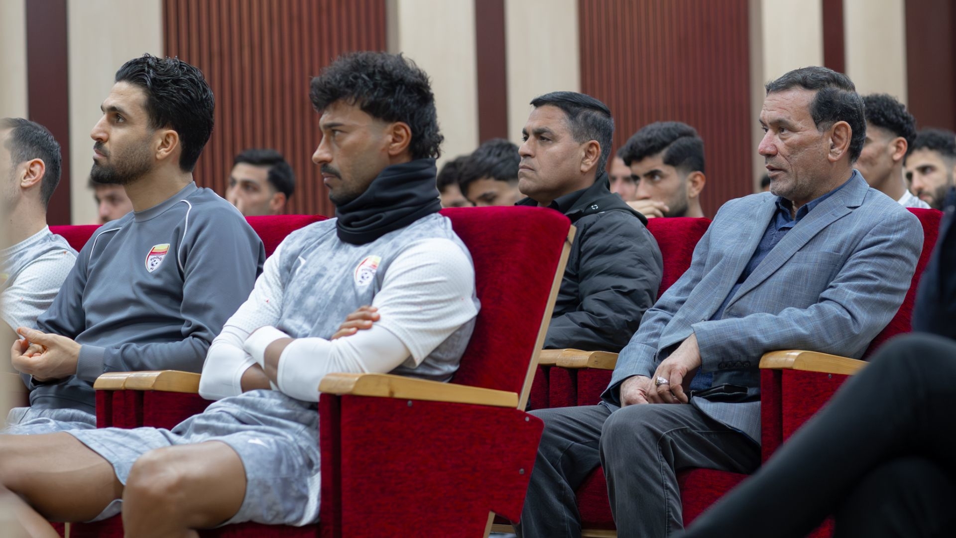 پیراهن قرمز، دوباره برتن رضاییان؛ اولین تصویر از رامین رضاییان با پیراهن فولاد منتشر شد