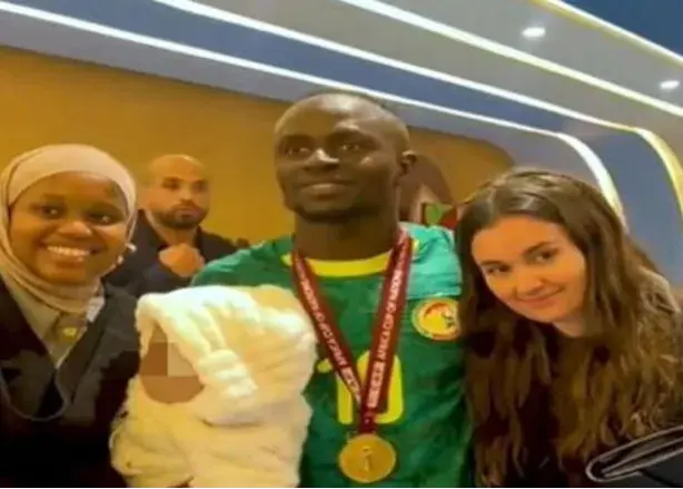 (عکس) عایشه تامبا، همسر سادیو مانه و نوزادش در جشن قهرمانی