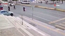 (ویدئو) تصاویر شوکه‌کننده از یک تصادف؛ زن به صورت عمدی وسط جاده ایستاد!