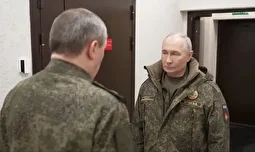 پوتین لباس رزم بر تن کرد