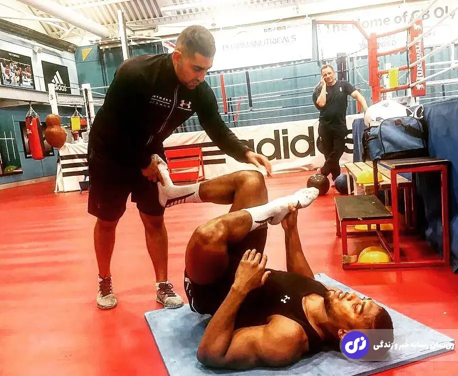 سینا قائمی؛ استراتژیست ورزشی برجسته ایرانی و مربی بدنساز آنتونی جاشوا و کریم بنزما که در سانحه رانندگی در نیجریه به همراه جاشوا از دنیا رفت سینا قائمی