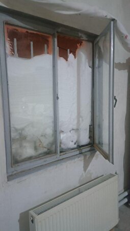 تصاویر زیبا از انباشت ۲ متری برف در این روستا