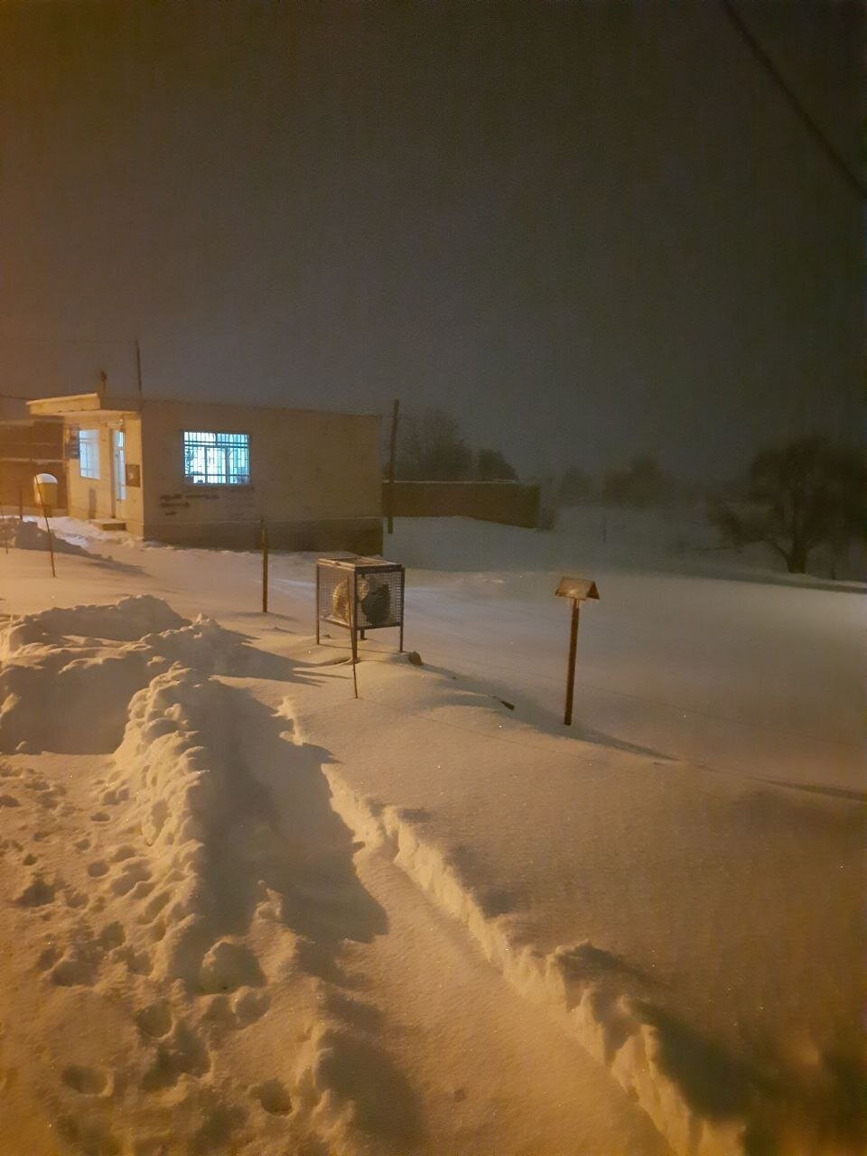 (عکس) حجم باورنکردنی برف حیاط یک خانه در این شهر را ببینید