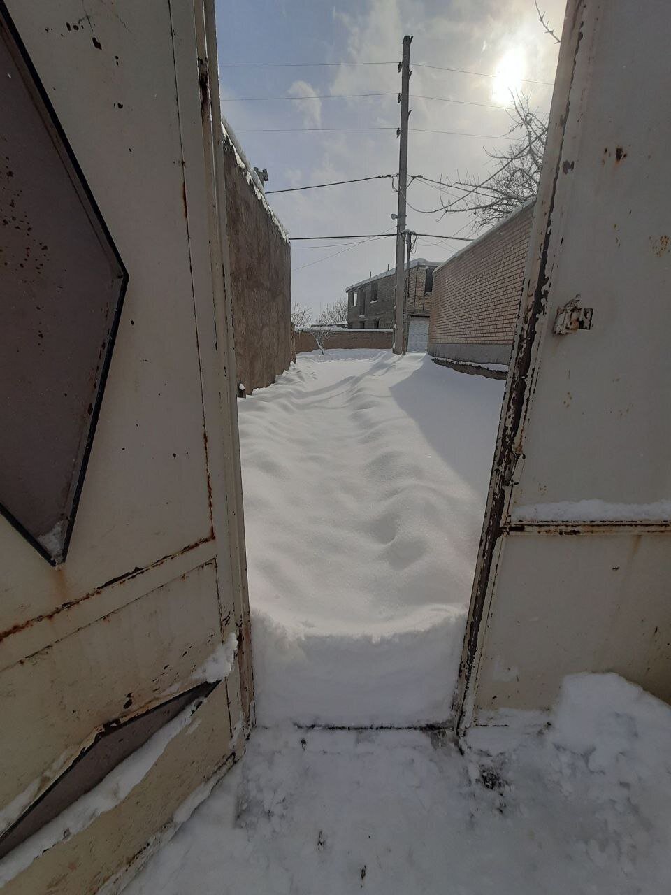 (عکس) حجم باورنکردنی برف حیاط یک خانه در این شهر را ببینید