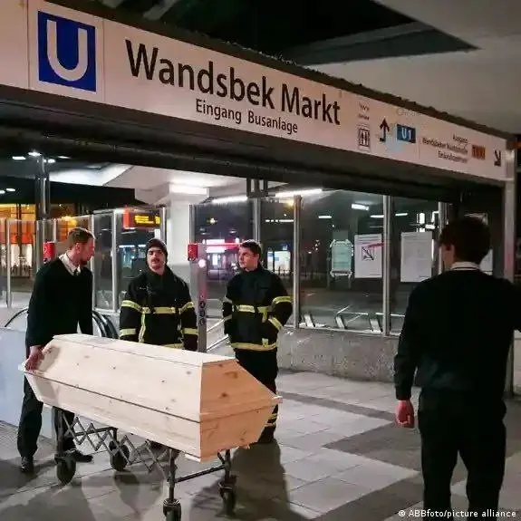 (تصاویر) تل دختر ایرانی در متروی هامبورگ (تصاویر) تل دختر ایرانی در متروی هامبورگ