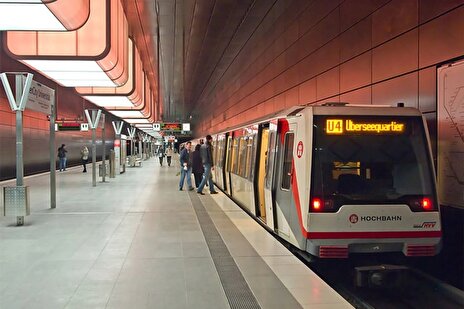 (تصاویر) تل دختر ایرانی در متروی هامبورگ