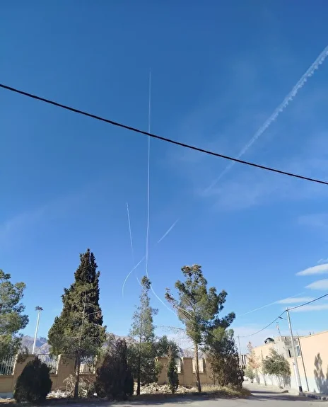 عکس | وضعیت عجیب آسمان ایران در روز مذاکره ایران و آمریکا در عمان؛ تست موشکی سپاه پاسداران؟