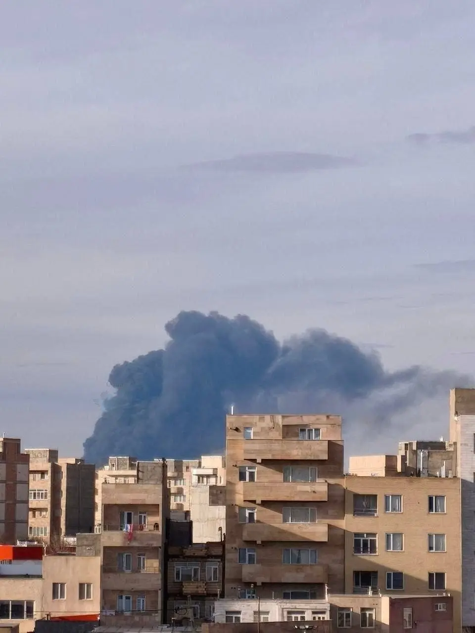 ماجرای دود مهیب آسمان اردبیل چه بود؟ سردخانه در حال احداث آتش گرفت