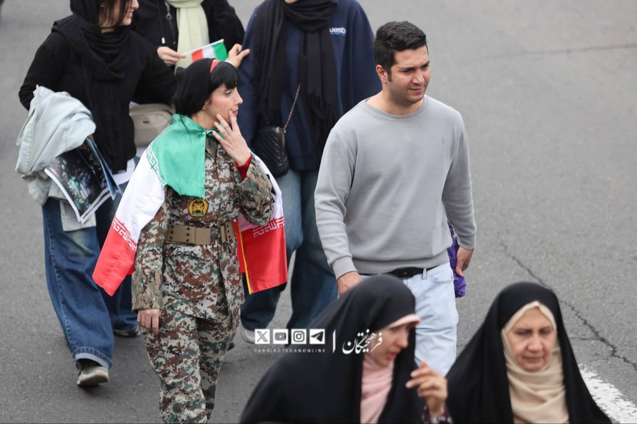 استایل ارتشی یک زن در راهپیمایی 22 بهمن در تهران