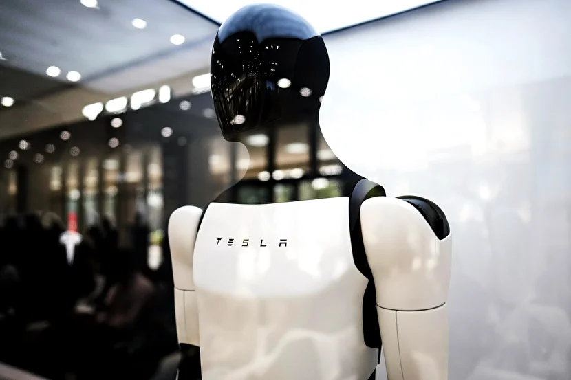 تسلا آپتیموس؛ ربات انسان‌نمایی که به گفته ایلان ماسک سه سال دیگر جایگزین پزشکان می‌شود