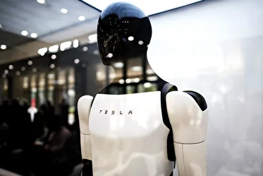 تسلا آپتیموس؛ ربات انسان‌نمایی که به گفته ایلان ماسک سه سال دیگر جایگزین پزشکان می‌شود