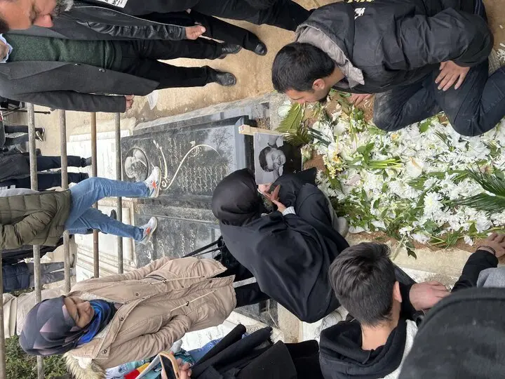 تصویری از خاکسپاری سوت و کور رضا رویگری؛ هیچ کس نیامد! تصویری از خاکسپاری سوت و کور رضا رویگری؛ هیچ کس نیامد!