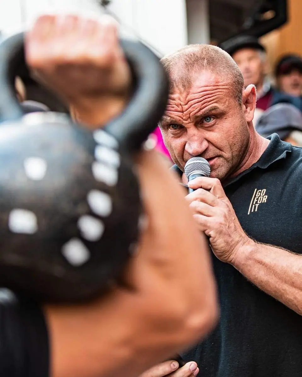 ماریوش پوجانوفسکی: هیولای لهستانی معروف به «سلطهگر» که پنج بار قویترین مرد جهان شد و دارای کمربند مشکی کیوکوشین است و در رقابتهای MMA شرکت کرد ماریوش پوجانوفسکی