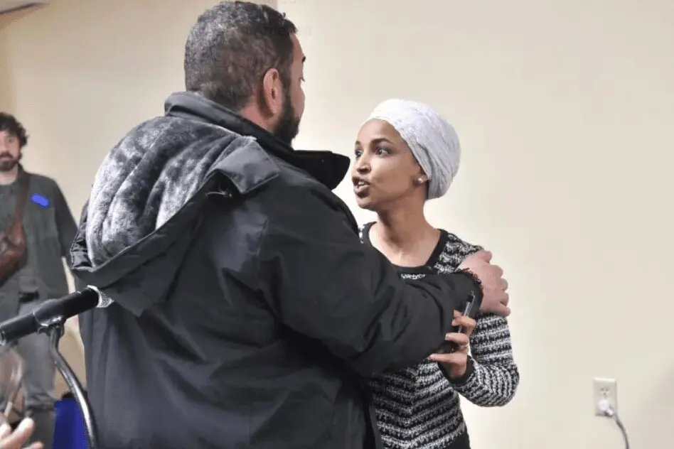 تصاویری از حمله با سرنگ به ایلهان عمر نماینده دموکرات کنگره آمریکا