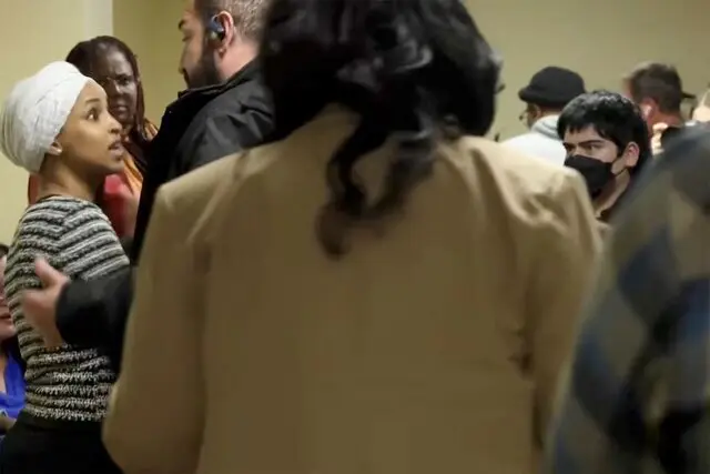 تصاویری از حمله با سرنگ به ایلهان عمر نماینده دموکرات کنگره آمریکا