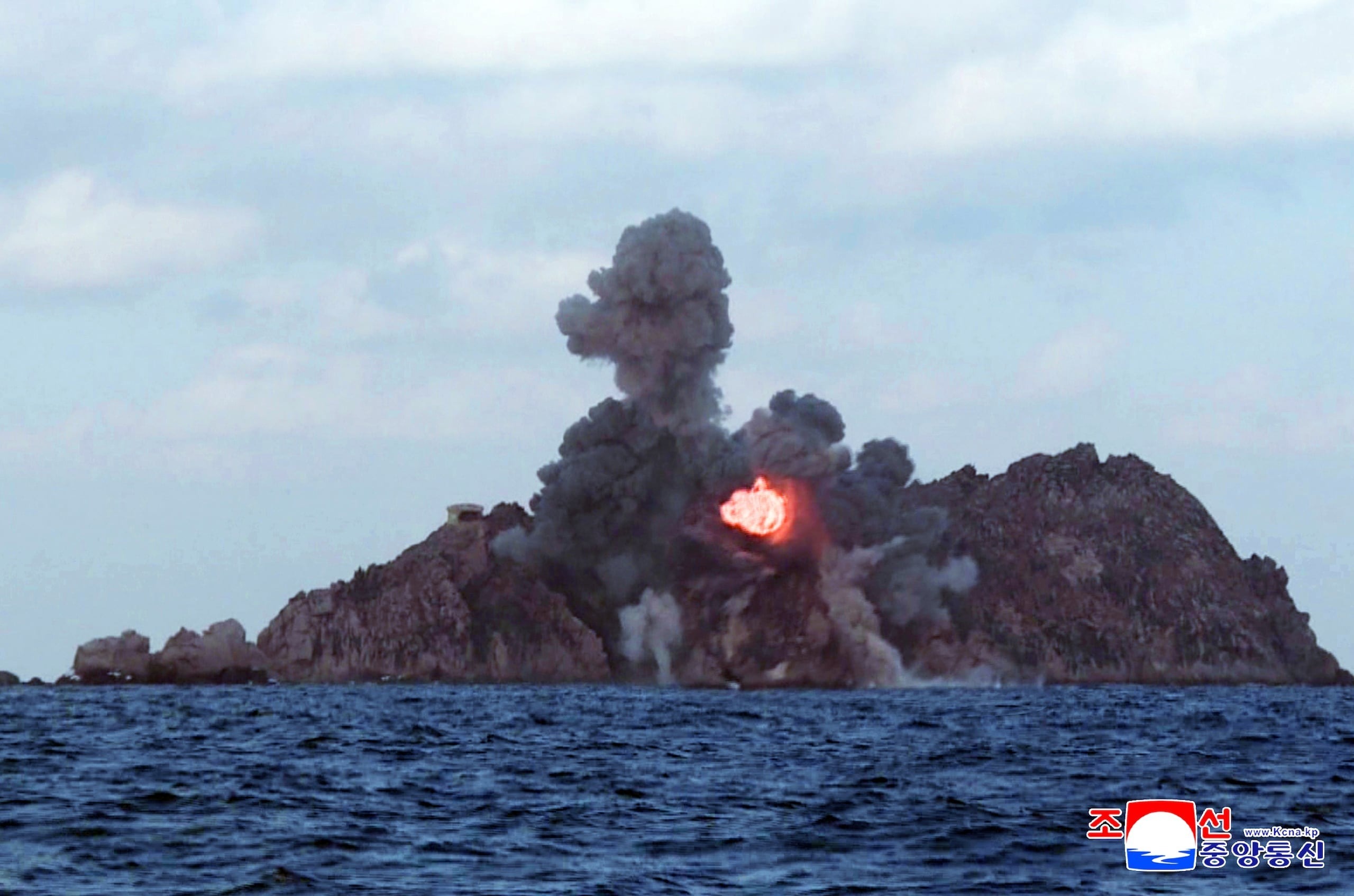 (تصاویر) نظارت کیم جونگ اون و دخترش بر آزمایش موشکی جدید