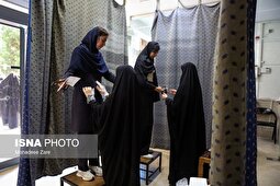 تصویری از بازرسی بدنی دختران داوطلب کنکور