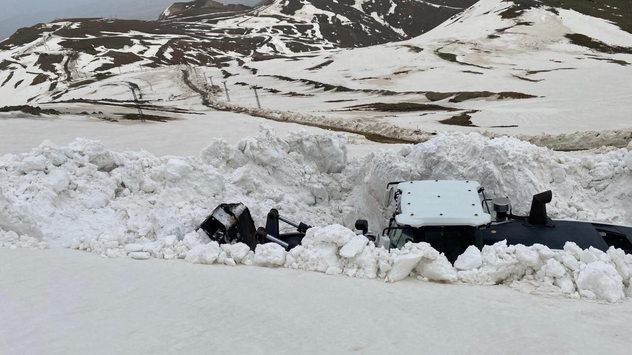 تصاویر | برف ۳ متری در این کشور همسایه بینندگان را متحیر کرده است
