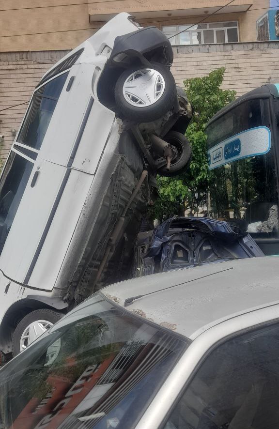 یک مصدوم و خسارت به تعدادی خودرو در پی ترمز بریدن اتوبوس شهری در تبریز