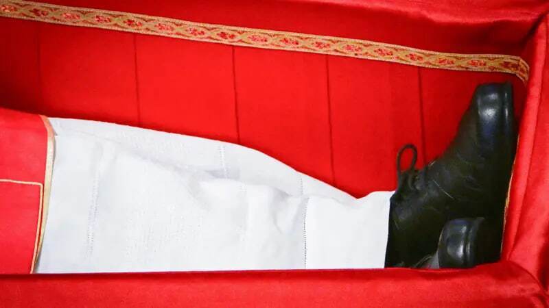 چرا پاپ‌ها کفش قرمز می‌پوشند و آیا آنها حقوق می‌گیرند؟