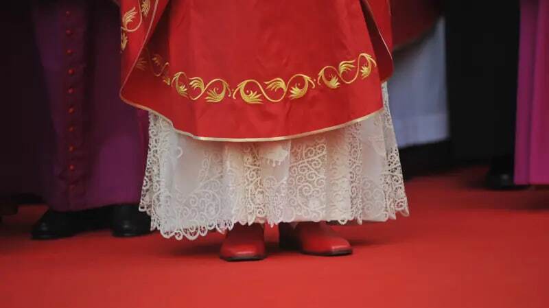 چرا پاپ‌ها کفش قرمز می‌پوشند و آیا آنها حقوق می‌گیرند؟