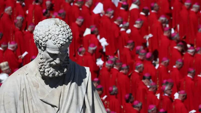 چرا پاپ‌ها کفش قرمز می‌پوشند و آیا آنها حقوق می‌گیرند؟