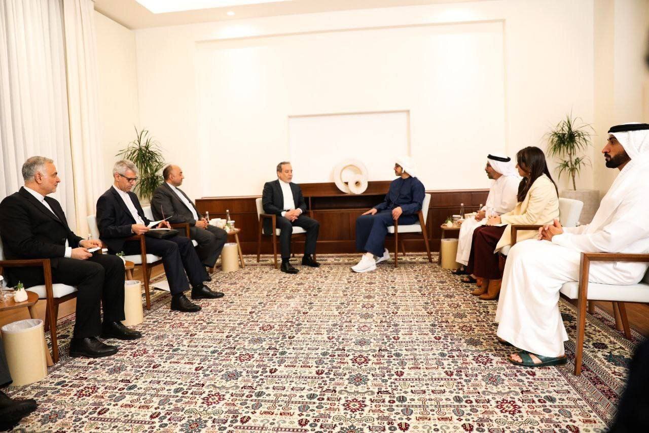 تصویر | کفش وزیر امارات در دیدار با عراقچی توجه‌برانگیز شد